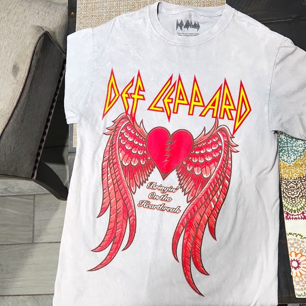 Def Leapord tee bringing on the heartbreak